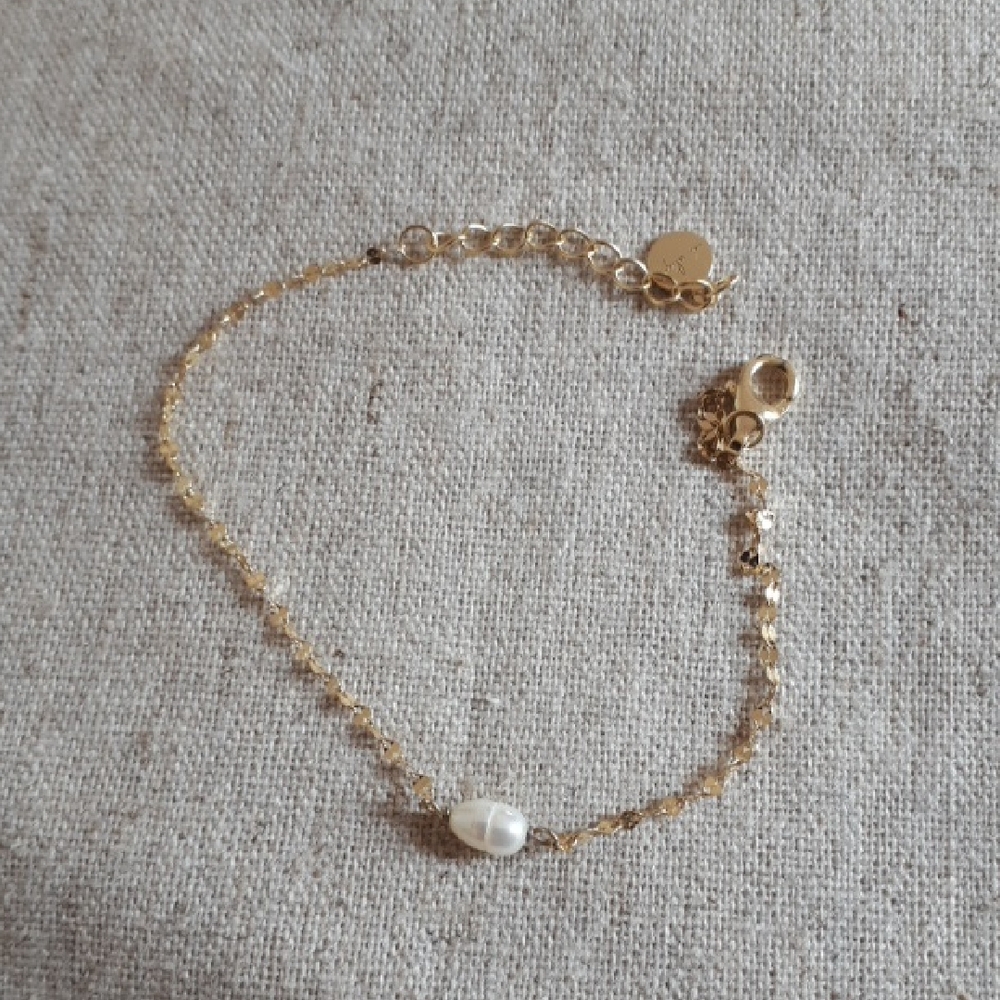 Elegant Gold Plated Bracelet with Pearl Accent